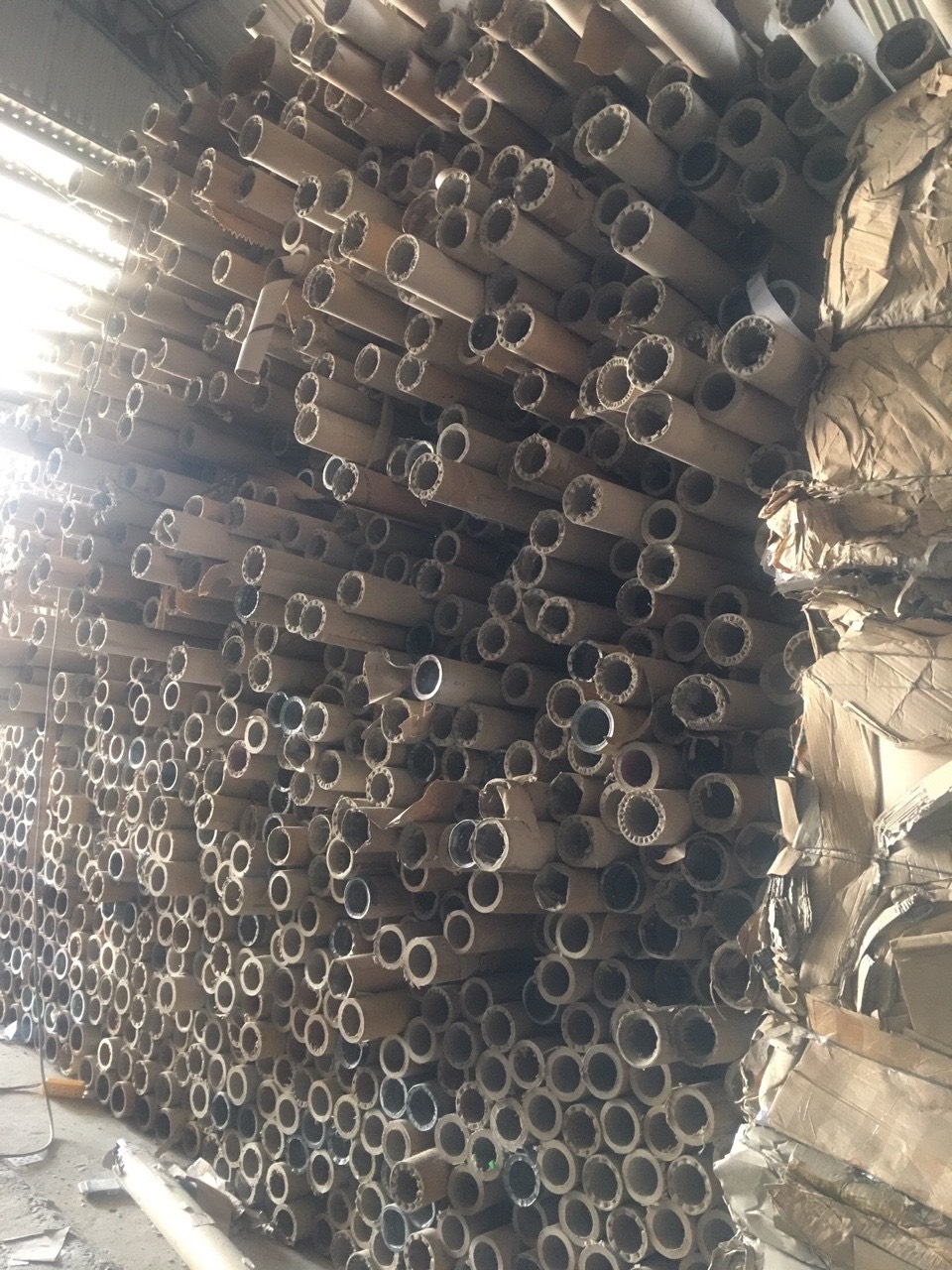 ống lõi giấy - Công Ty TNHH Sản Xuất Thương Mại Giấy Phú Tùng